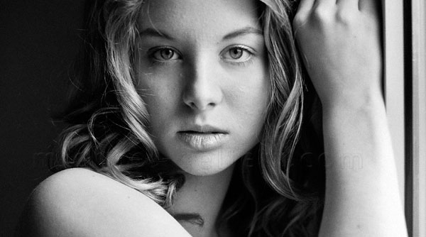 Schwarz-weiß-Portrait ohne Blitz fotografiert