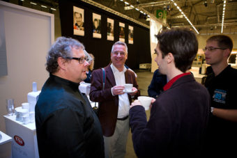 Mit Guido Karp und anderen Fotografen im Gespräch bei leckeren Getränken - Get Together am Abend in Halle 9.